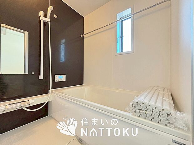 【現地写真（浴室）】浴室暖房乾燥機付き。１坪タイプで広々です。