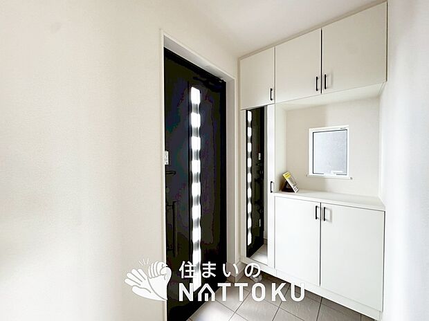 【現地写真（玄関）】玄関には、大型のシューズ収納を設置しています。