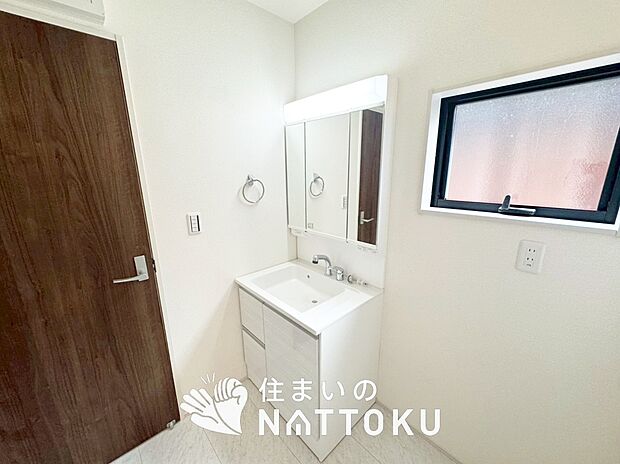 【洗面台・洗面所】鏡の両サイドは、必要なものを取出しやすく、大きな鏡面で朝の準備も快適。
使いやすいリフトアップ機能付きのシングルレバーシャワー水栓付です。