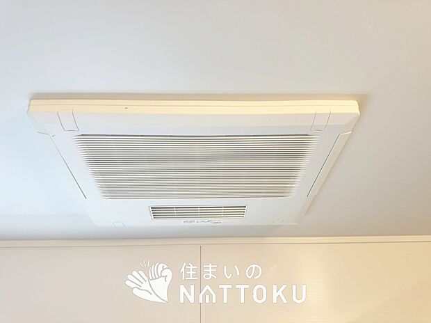 【電気式浴室暖房換気乾燥機】寒い冬場はあたたかく、暑い夏場は扇風機のような心地よさです。
雨の日は、浴室が衣類乾燥スペースになります。