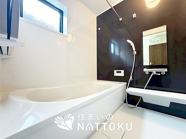 【現地写真（浴室）】浴室暖房乾燥機付き。１坪タイプで広々です。