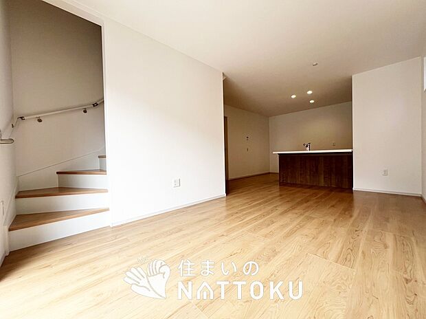 【現地写真(リビング)】フローリング材には、木目、色調など木材特有の風合いがあり、ナチュラルな美しさになっています。