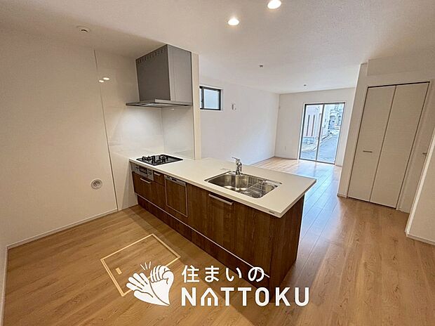 【現地写真(キッチン)】収納たっぷりのシステムキッチン、浄水器付水栓を標準装備しています。