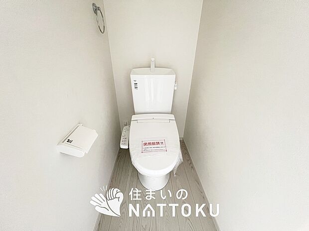 【トイレ】汚れてもサッとひと拭きでお手入れ簡単、エコ仕様の温水洗浄便座付きのトイレです。
バリアフリーにも配慮しています。