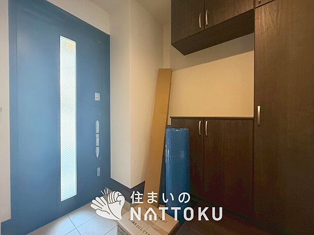 【現地写真（玄関）】玄関には、大型のシューズ収納を設置しています。