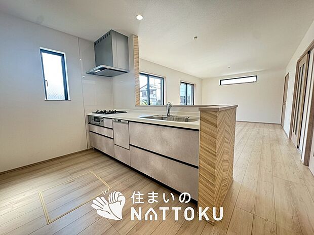 【現地写真（キッチン）】収納たっぷりのシステムキッチン、浄水器付水栓を標準装備しています。