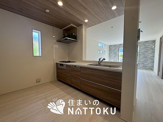 【現地写真（キッチン）】収納たっぷりのシステムキッチン、浄水器付水栓を標準装備しています。