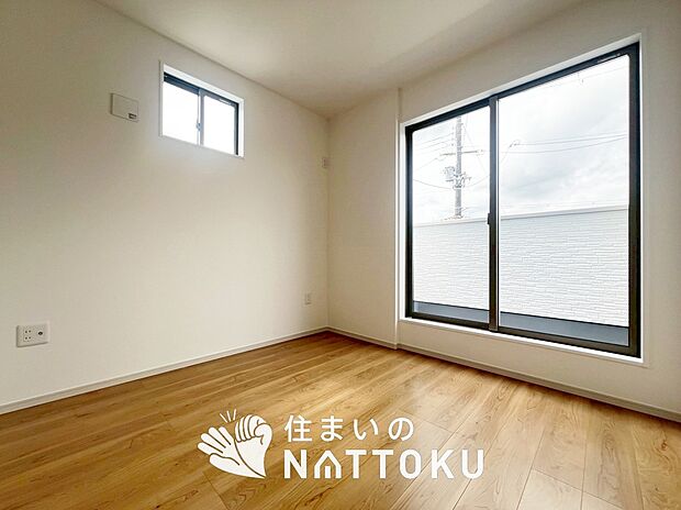 【現地写真(洋室)】木目の美しさを際立たせるシンプルデザインの建具を使用しています。