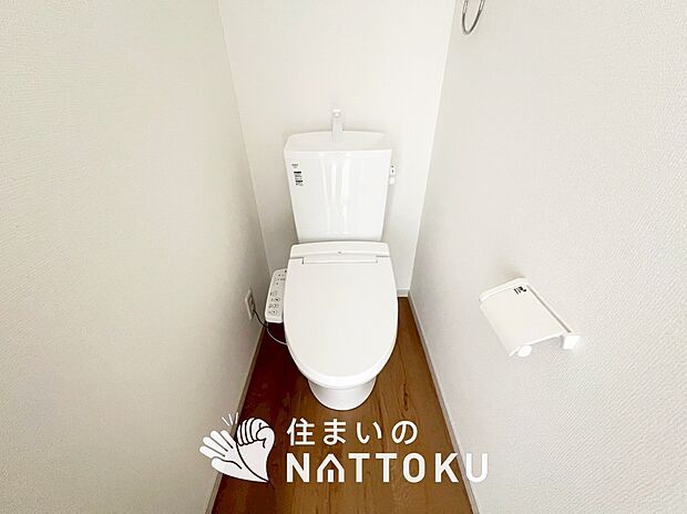 【トイレ】汚れてもサッとひと拭きでお手入れ簡単、エコ仕様の温水洗浄便座付きのトイレです。
バリアフリーにも配慮しています。