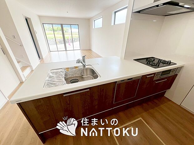 【現地写真(キッチン)】収納たっぷりのシステムキッチン、浄水器付水栓を標準装備しています。