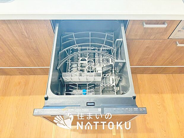 【食器洗い乾燥機】食後の時間にゆとりを与えてくれる食器洗い乾燥機。
操作ボタンも上面にあるので、腰をかがめずに操作ができラクラクです。