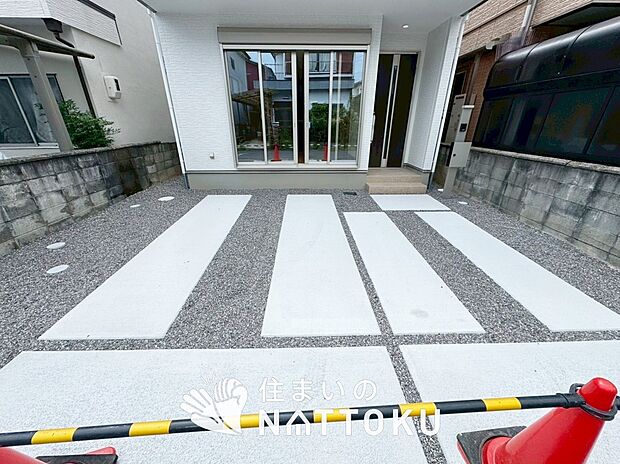 【現地写真（駐車場）】駐車スペースが広く、運転が苦手な方も安心です。