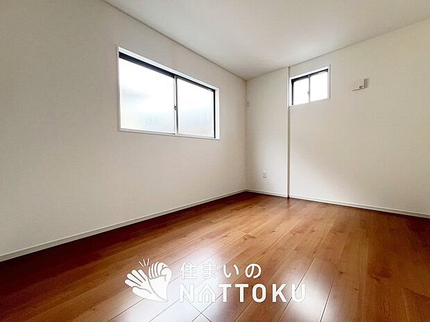 【現地写真（洋室）】木目の美しさを際立たせるシンプルデザインの建具を使用しています。