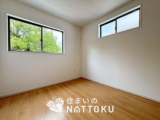 【現地写真（洋室）】木目の美しさを際立たせるシンプルデザインの建具を使用しています。