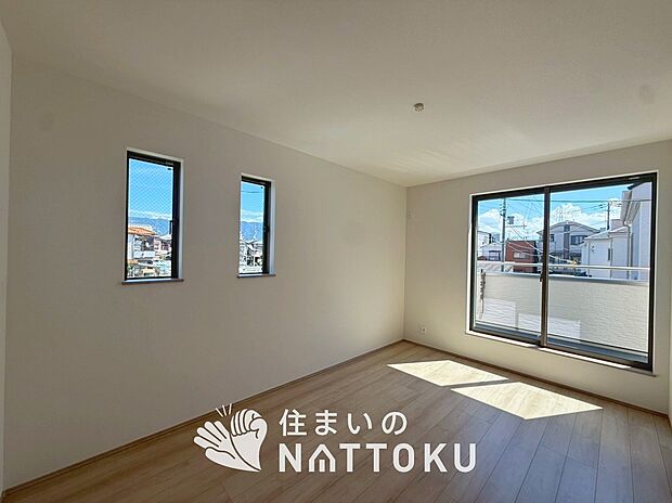 【現地写真(寝室)】木目の美しさを際立たせるシンプルデザインの建具を使用しています。