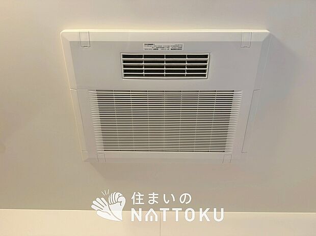 【浴室換気乾燥暖房機】寒い冬場はあたたかく、暑い夏場は扇風機のような心地よさです。
雨の日は、浴室が衣類乾燥スペースになります。