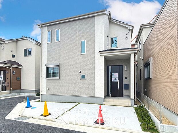 【現地写真(外観)【B号地】】雨で汚れを落とし、耐久性・耐候性に優れた外壁を使用しています。