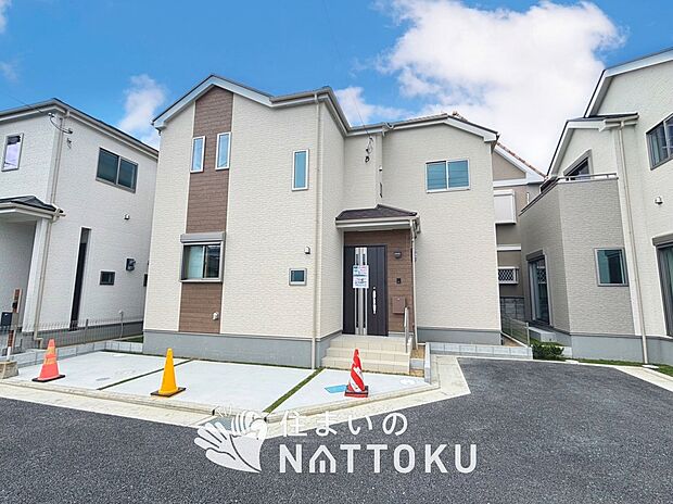 【現地写真(外観)【C号地】】軽くて火災に強い屋根材を採用し、地震時の建物への負担や揺れを軽減しています。