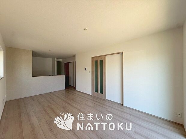 【現地写真(リビング)】フローリング材には、木目、色調など木材特有の風合いがあり、ナチュラルな美しさになっています。