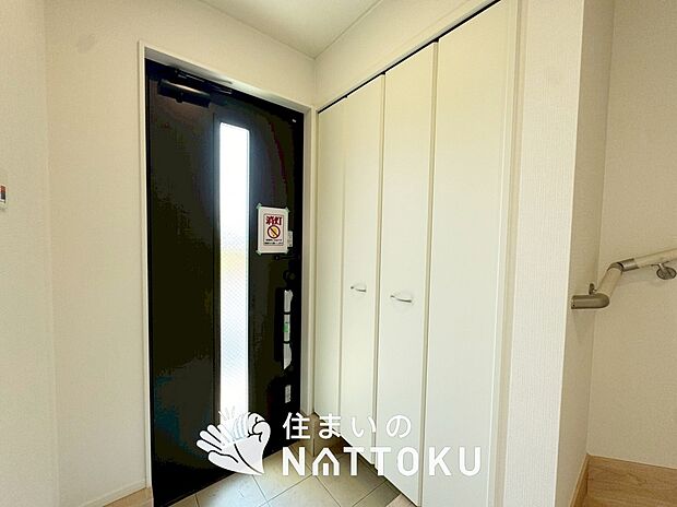 【現地写真（玄関）】玄関には、大型のシューズ収納を設置しています。