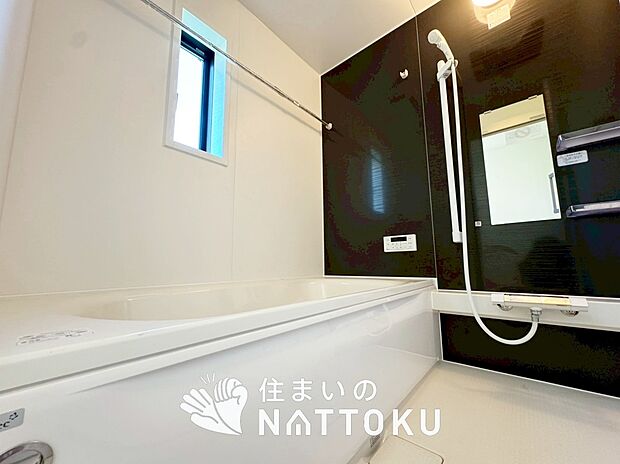 【現地写真（浴室）】浴室暖房乾燥機付き。１坪タイプで広々です。