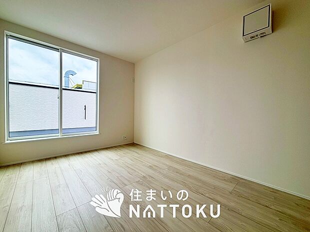 【現地写真（洋室）】木目の美しさを際立たせるシンプルデザインの建具を使用しています。