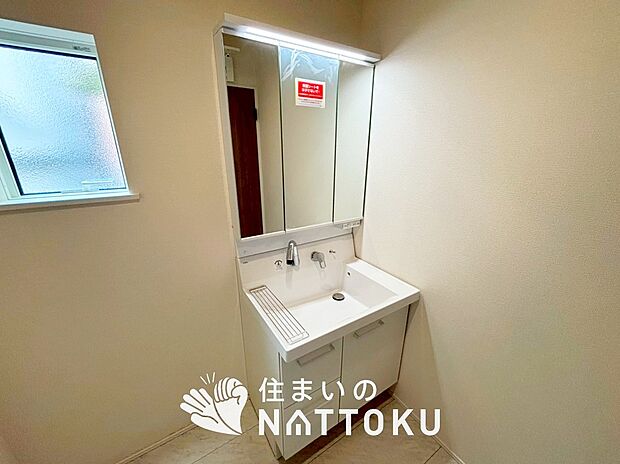 【洗面台・洗面所】鏡の両サイドは、必要なものを取出しやすく、大きな鏡面で朝の準備も快適。
使いやすいリフトアップ機能付きのシングルレバーシャワー水栓付です。
