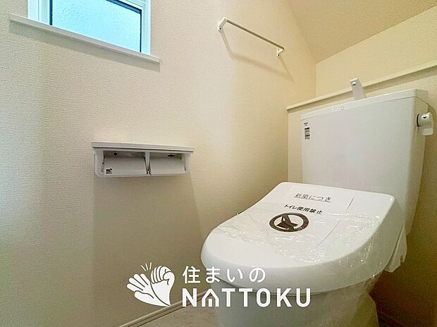 【トイレ】汚れてもサッとひと拭きでお手入れ簡単、エコ仕様の温水洗浄便座付きのトイレです。
バリアフリーにも配慮しています。
