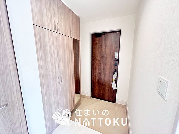 【現地写真(玄関)】玄関には、大型のシューズ収納を設置しています。