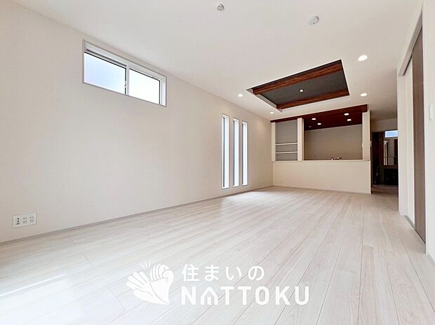 【現地写真(リビング)】フローリング材には、木目、色調など木材特有の風合いがあり、ナチュラルな美しさになっています。