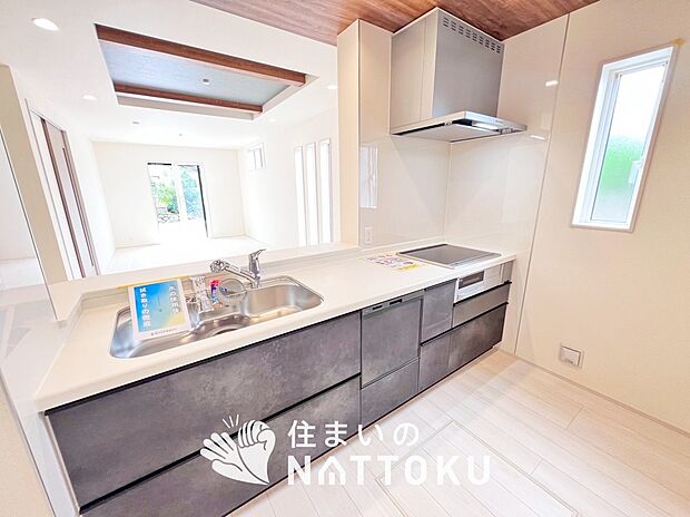 【現地写真(キッチン)】収納たっぷりのシステムキッチン、浄水器付水栓を標準装備しています。