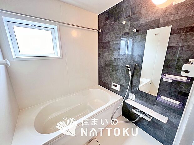 【現地写真(浴室)】浴室暖房乾燥機付き。1坪タイプで広々です。