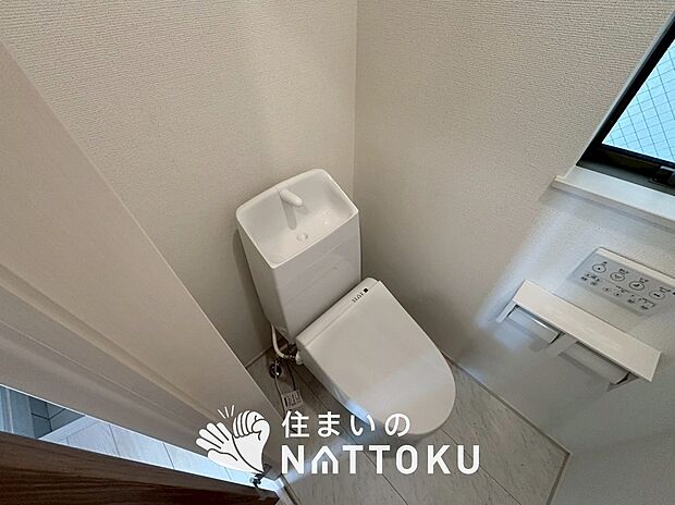 【トイレ】汚れてもサッとひと拭きでお手入れ簡単、エコ仕様の温水洗浄便座付きのトイレです。
バリアフリーにも配慮しています。