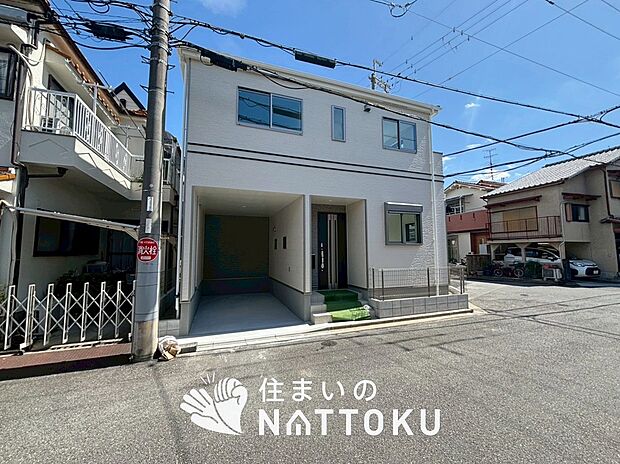 【現地写真(外観)】雨で汚れを落とし、耐久性・耐候性に優れた外壁を使用しています。