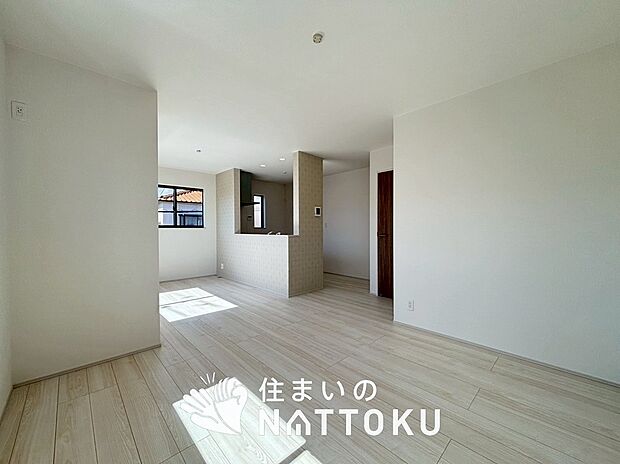 【現地写真(リビング)】フローリング材には、木目、色調など木材特有の風合いがあり、ナチュラルな美しさになっています。