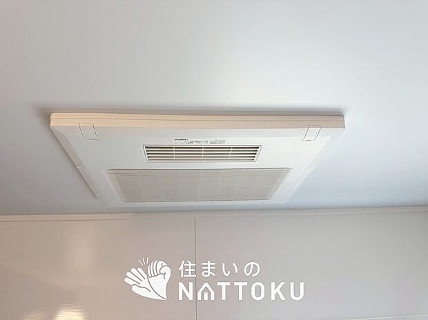 【電気式浴室暖房換気乾燥機】寒い冬場はあたたかく、暑い夏場は扇風機のような心地よさです。
雨の日は、浴室が衣類乾燥スペースになります。