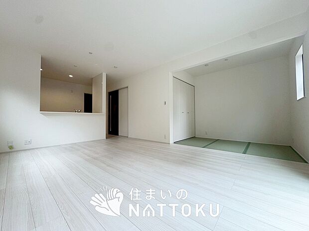 【現地写真(リビング)】フローリング材には、木目、色調など木材特有の風合いがあり、ナチュラルな美しさになっています。