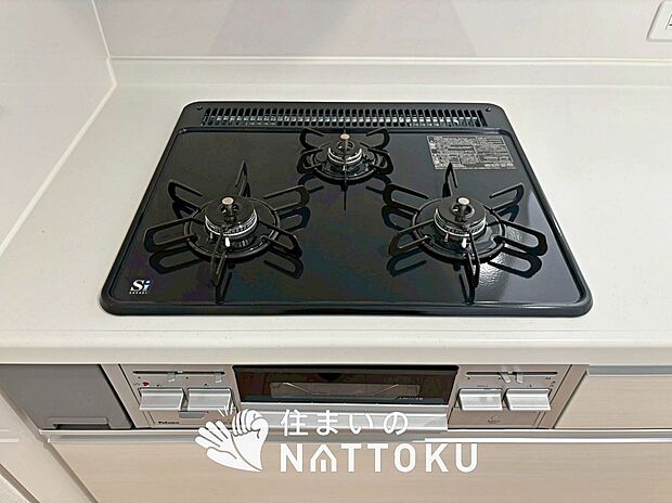 【ビルトインコンロ】フラットな構造で清掃性が高く、過熱防止センサー付３口タイプで日頃の家事も快適です。