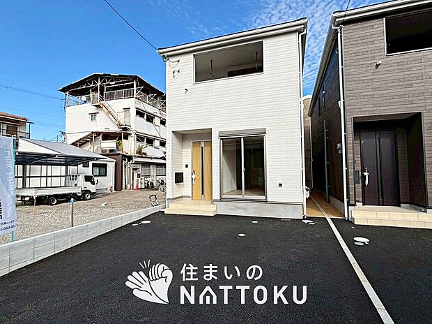 【現地写真（外観）【１号地】】雨で汚れを落とし、耐久性・耐候性に優れた外壁を使用しています。