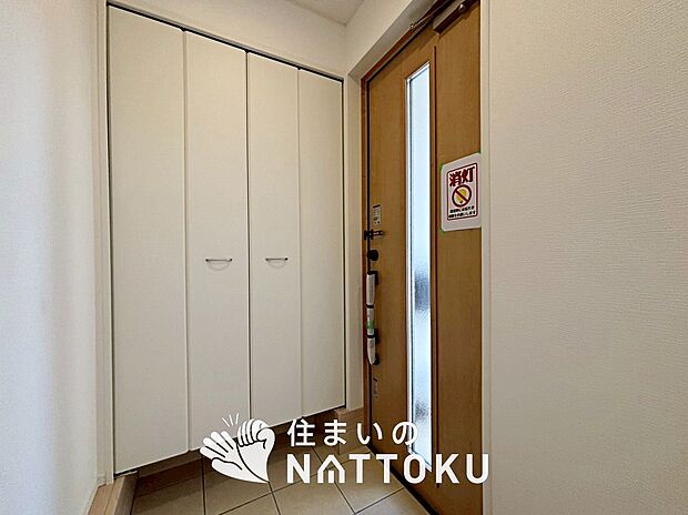 【現地写真(玄関)】玄関には、大型のシューズ収納を設置しています。
