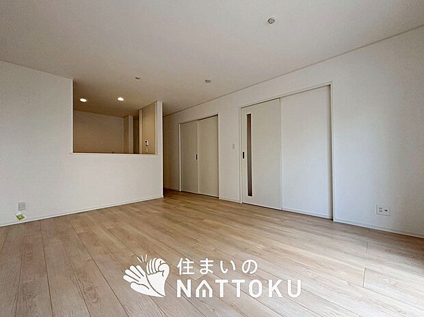 【現地写真(リビング)】フローリング材には、木目、色調など木材特有の風合いがあり、ナチュラルな美しさになっています。