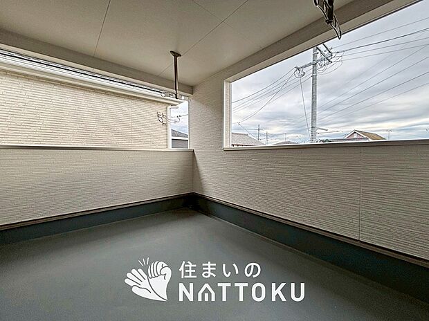 【バルコニー】奥行きが広く、洗濯物をゆったりと干せる十分な広さで、家族の洗濯も捗ります。