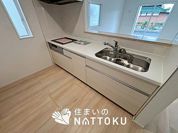 【現地写真(キッチン)】収納たっぷりのシステムキッチン、浄水器付水栓を標準装備しています。