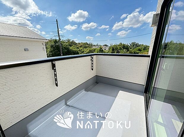 【バルコニー】奥行きが広く、洗濯物をゆったりと干せる十分な広さで、家族の洗濯も捗ります。