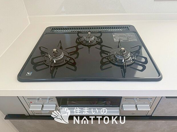 【ビルトインコンロ】フラットな構造で清掃性が高く、過熱防止センサー付３口タイプで日頃の家事も快適です。