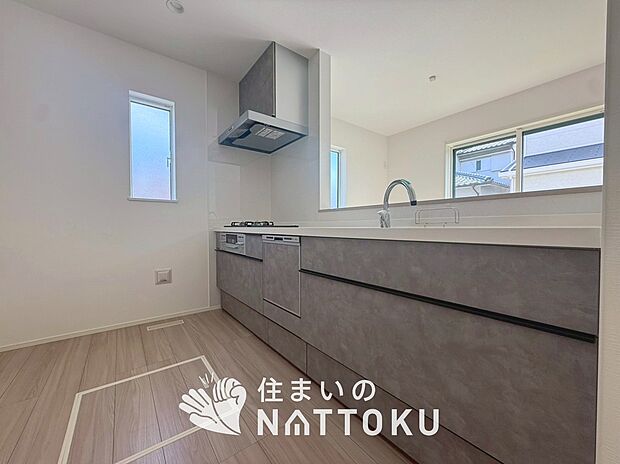 【現地写真（キッチン）】収納たっぷりのシステムキッチン、浄水器付水栓を標準装備しています。