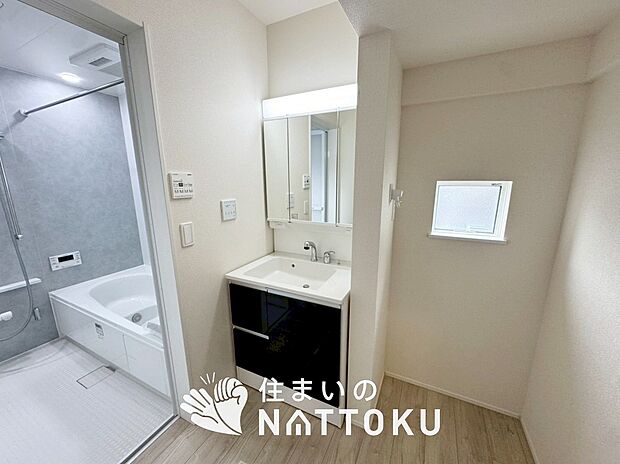 【洗面台・洗面所】鏡の両サイドは、必要なものを取出しやすく、大きな鏡面で朝の準備も快適。
使いやすいリフトアップ機能付きのシングルレバーシャワー水栓付です。