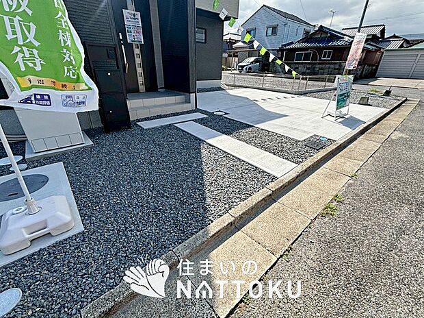 【現地写真（駐車場）】駐車スペースが広く、運転が苦手な方も安心です。