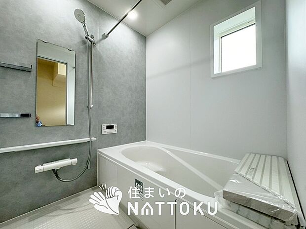 【現地写真（浴室）】浴室暖房乾燥機付き。１坪タイプで広々です。