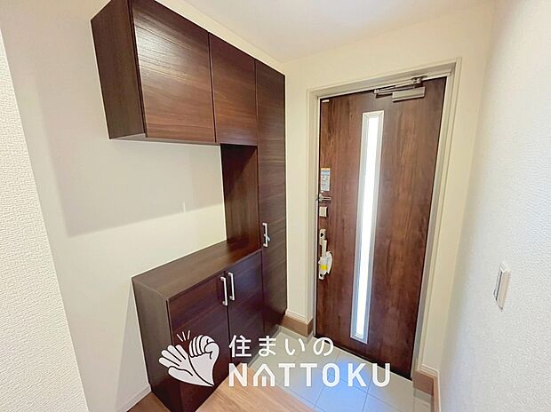 【現地写真(玄関)】玄関には、大型のシューズ収納を設置しています。
